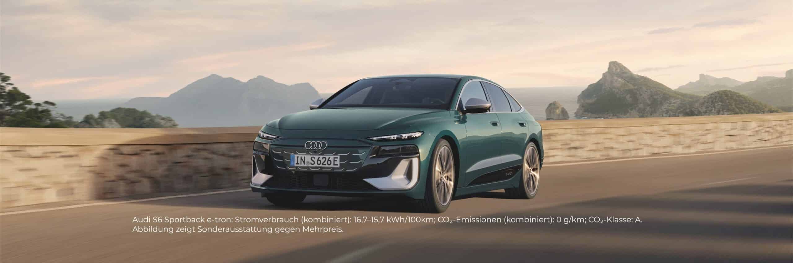 Türkisener Audi S6 Sportback e-tron fährt auf einer Straße mit Bergen und Meer im Hintergrund.